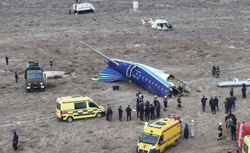 2 Dugaan Penyebab Pesawat Azerbaijan Airlines Jatuh di Kazakhstan